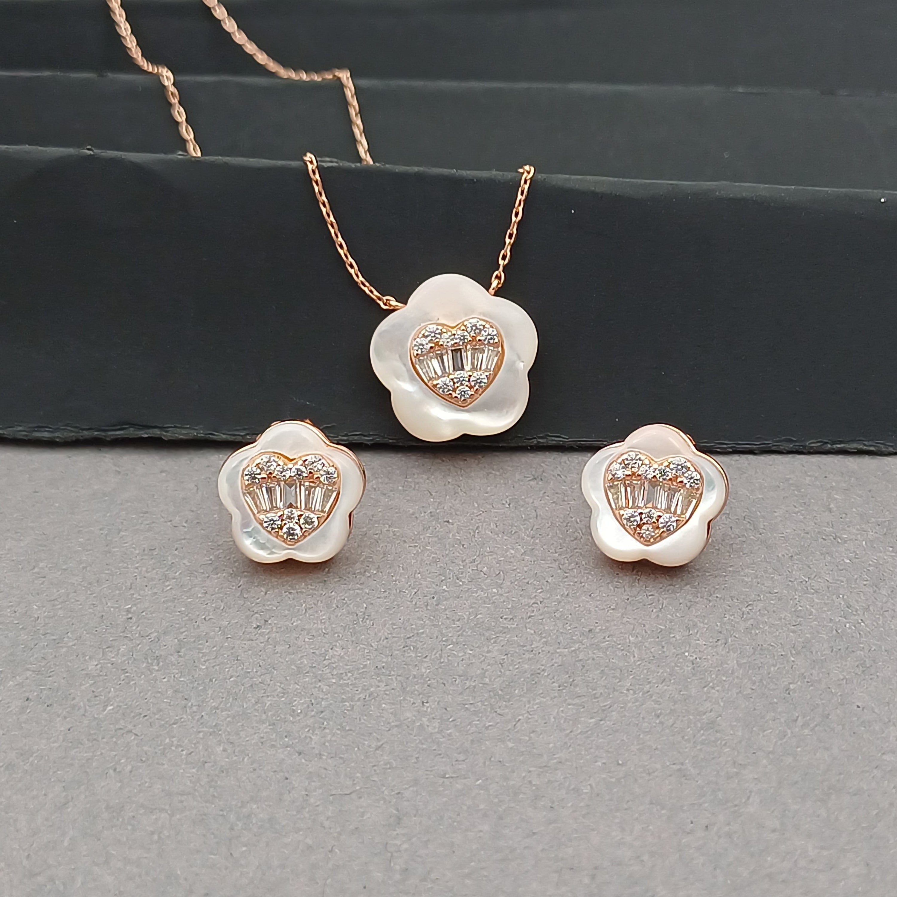 Luminous Mother of Pearl Blossom necklace Set